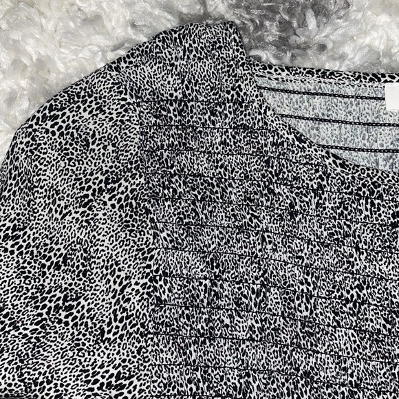 White and black leopard print flowy blouse - Picture 3 of 3